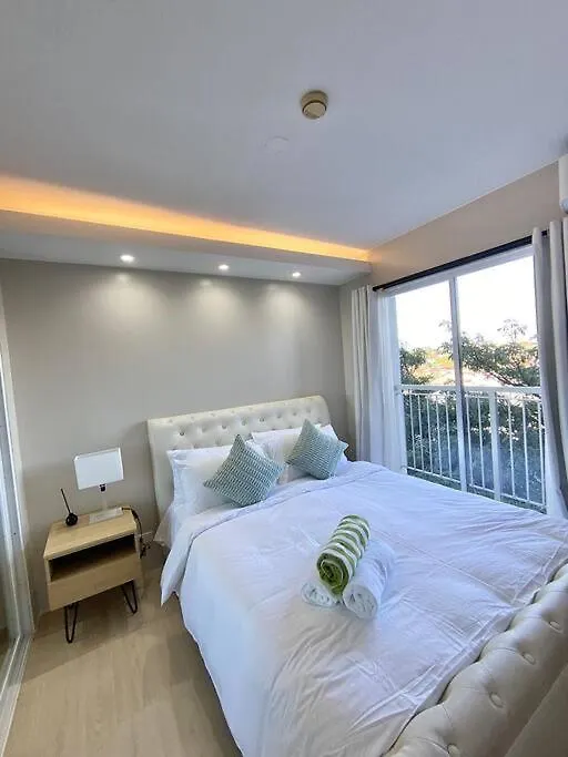 Modern Oasis: Pool + Netflix Apartment Manila Philippines